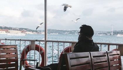 龙井香韵与巴蜀竹椅,江南茶语在蓉城的邂逅