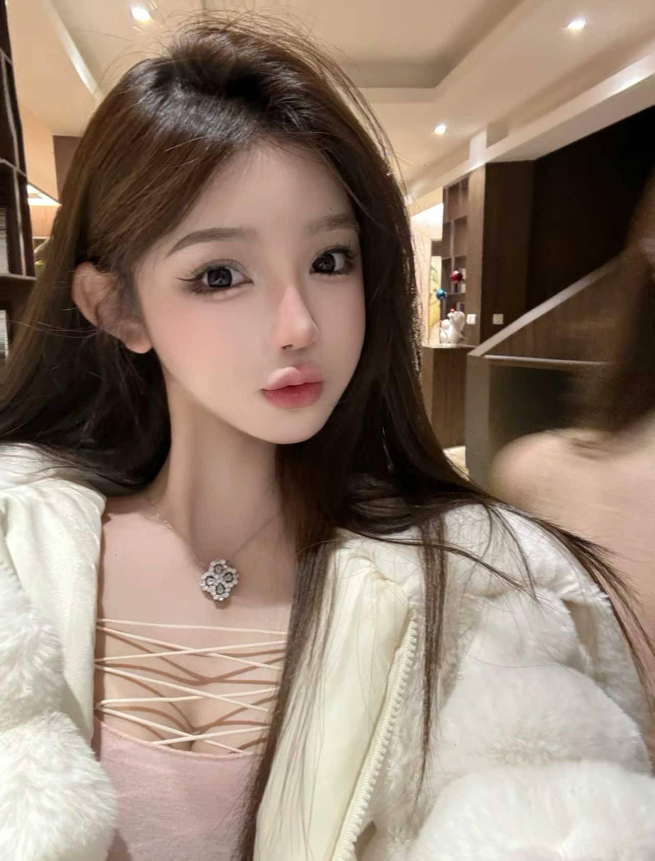 共檐下的微妙交响,擦鞋匠与采耳师的日常协奏